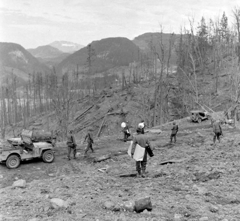 Unique images of the US troops at the Berchtesgaden - some looting ...