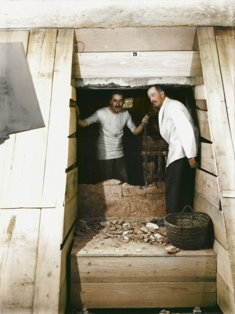 The Find Of A Lifetime - Colorized Images Of The Emptying Of King Tuts Tomb