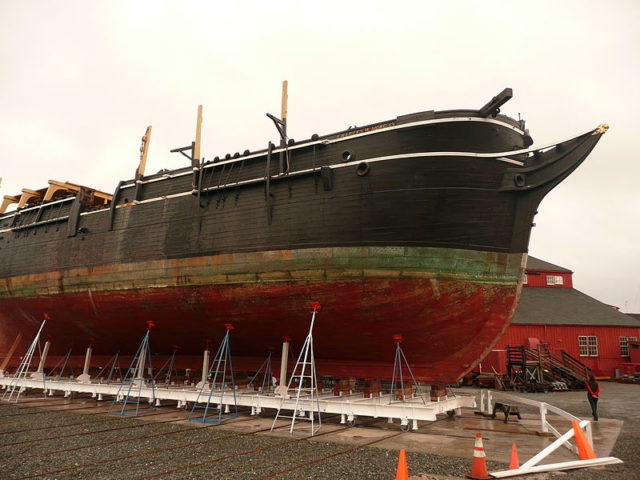 o baleeiro Charles W. Morgan em drydock.