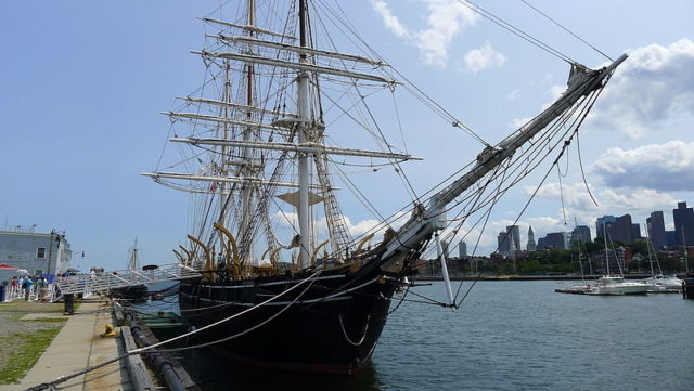  Charles W. Morgan est le dernier d'une flotte baleinière américaine qui comptait plus de 2 700 navires. Construit et lancé en 1841, il a été désigné monument historique national en 1966.