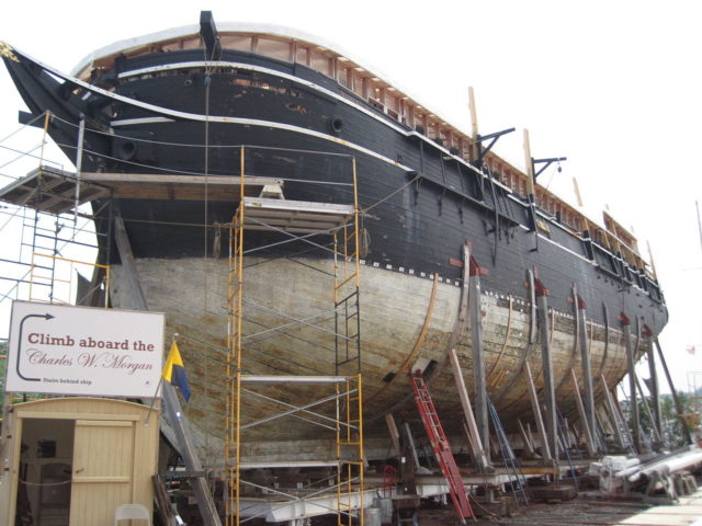 Charles W. Morgan en el dique seco en proceso de restauración.