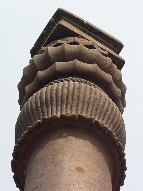 Details van de top van ijzeren pilaar, Qutub Minar, Delhi Photo Credit