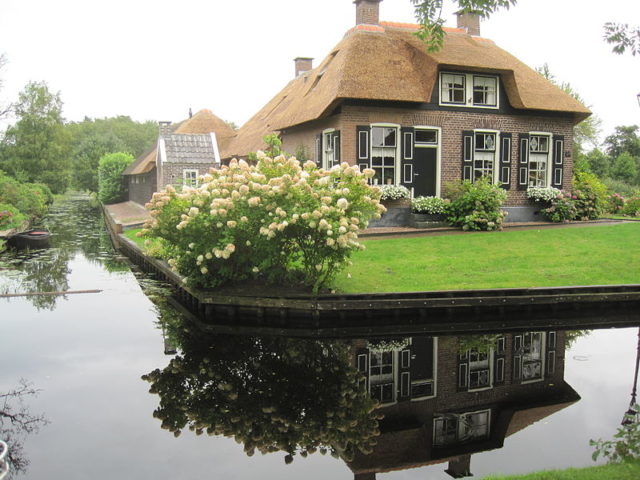 Giethoorn: A picturesque car-free village in Netherlands ...