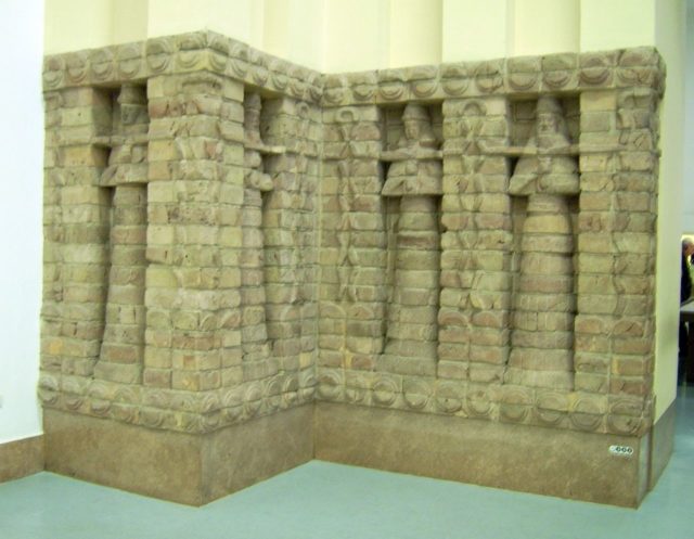 Parte del rilievo del Tempio di Inanna. Autore: Marcus Cyron. CC BY-SA 3.0.