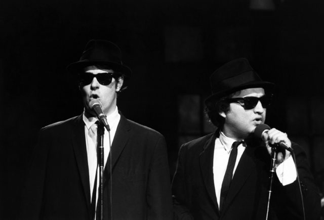 Saturday Night Live-Aflevering 6-Afgebeeld: Dan Aykroyd als Elwood Blues, John Belushi als Jake Blues als muzikale gast the Blues Brothers, 18 November 1978. Foto door NBC/NBCU Photo Bank via Getty Images