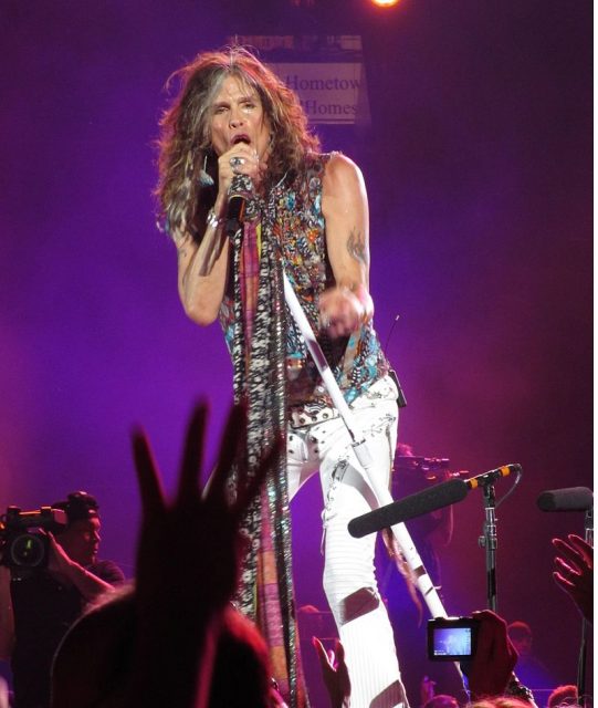 Tyler actuando con Aerosmith en julio de 2012. Foto de Mick man34 CC BY-SA 3.0