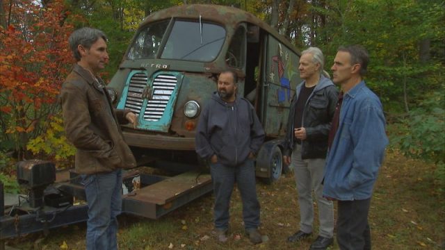 De gauche à droite : Mike Wolfe, Frank Fritz, Ray Tabano et Phil Labee avec le van de tournée original d'Aerosmith de l'émission American Pickers d'HISTORY. PH_Courtesy of HISTORY /American Pickers