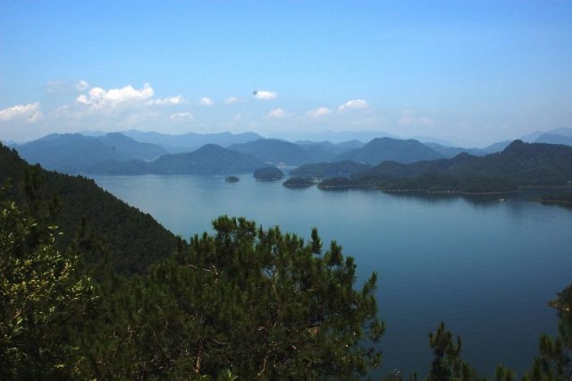 Il Lago delle Mille Isole, o Lago Qiandao, ripreso dalla cima di un campanile.