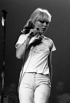 Debbie Harry optræder med Blondie i Toronto, 1977. Foto af Jean-Luc CC BY-SA 2.0