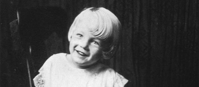 marilyn monroe as a five-year-old girl in black and white