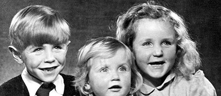 stephen hawking with his siblings as children in a black and white photo