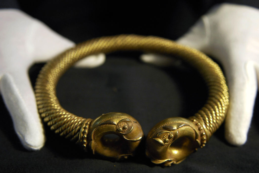 metal-detectorist-finds-2000-year-old-gold-torc-in-a-norfolk-field