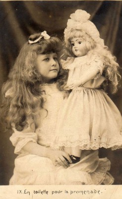 30 Adorable Vintage Photos of Little Girls Posing with Their Dolls ...