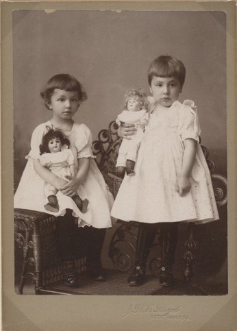 30 Adorable Vintage Photos of Little Girls Posing with Their Dolls ...