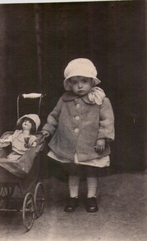 30 Adorable Vintage Photos of Little Girls Posing with Their Dolls ...