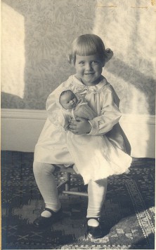 30 Adorable Vintage Photos of Little Girls Posing with Their Dolls ...