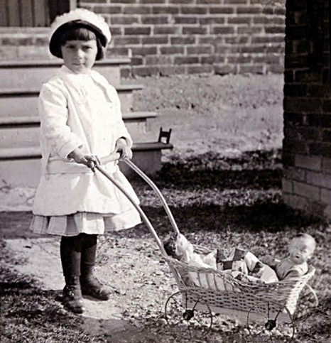 30 Adorable Vintage Photos of Little Girls Posing with Their Dolls ...