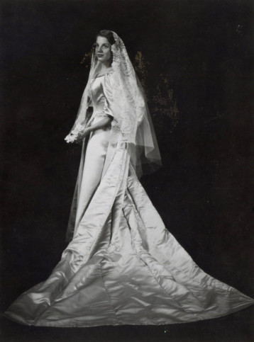 This bride will be the 11th person in her family to wear a 120-year-old ...