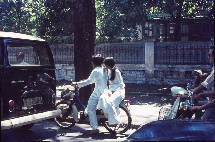 30 Color Photos Capture Street Scenes of Saigon, Vietnam from Between ...