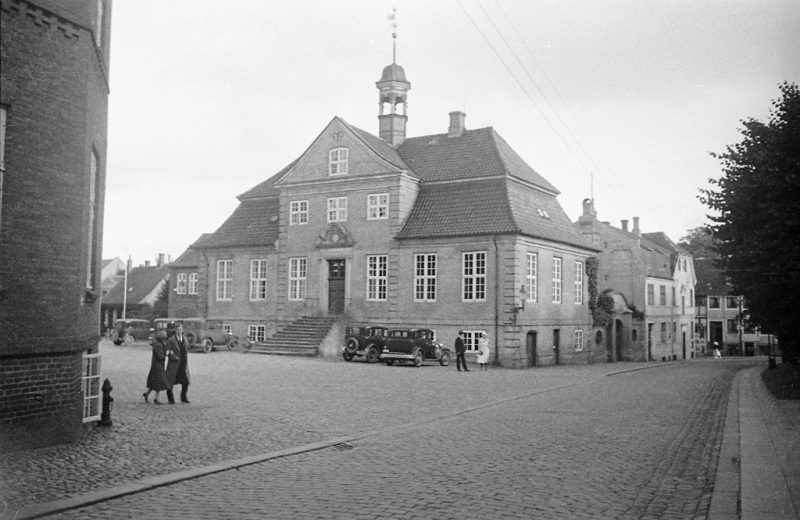 People, cars and the Town Hall from 1726, in Viborg