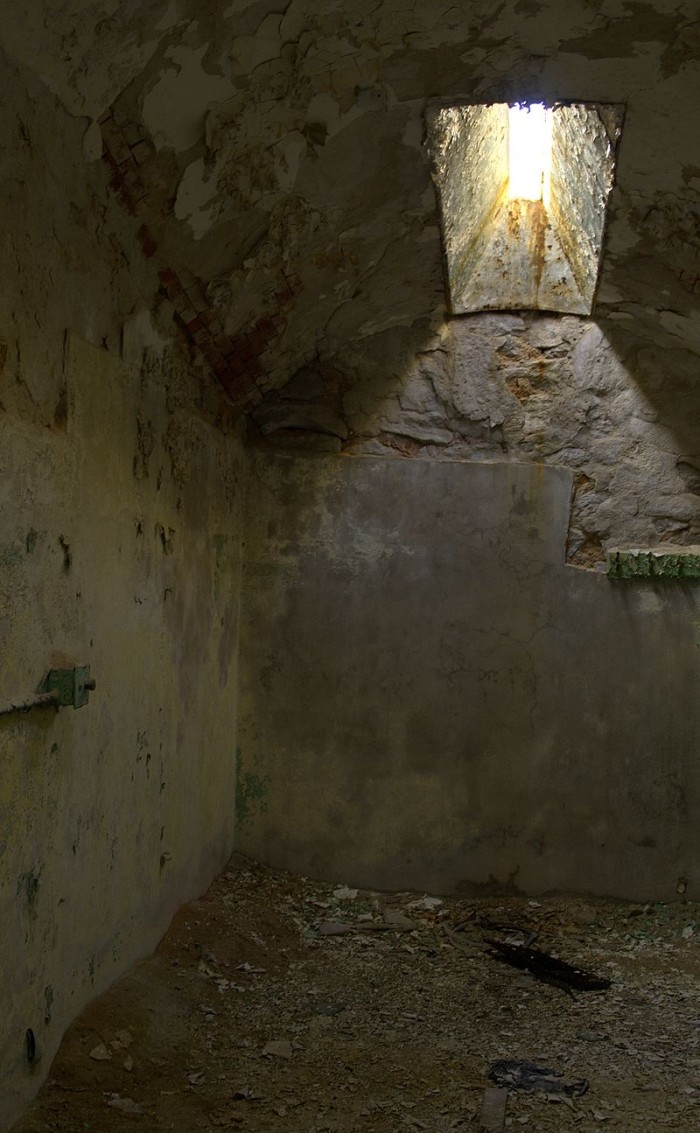 These photos of the abandoned Eastern State Penitentiary will spook you ...