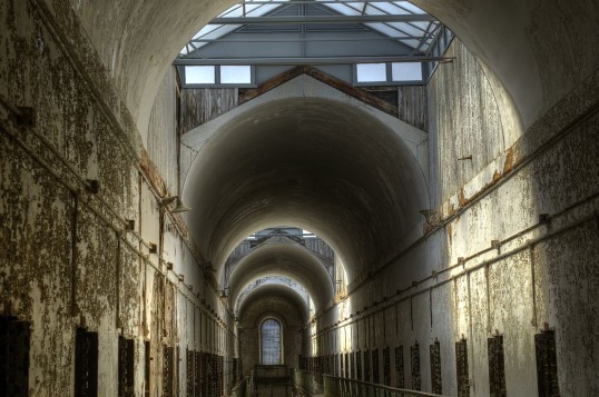 These Photos Of The Abandoned Eastern State Penitentiary Will Spook You ...