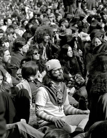 Photos of hippies in Haight Ashbury, San Francisco in 1967 during the ...