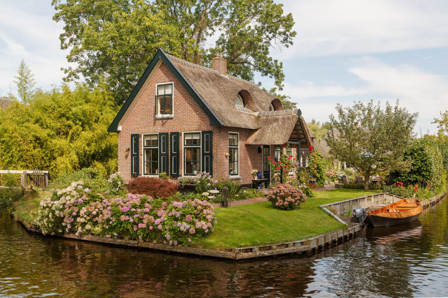 Giethoorn: A picturesque car-free village in Netherlands also known as ...