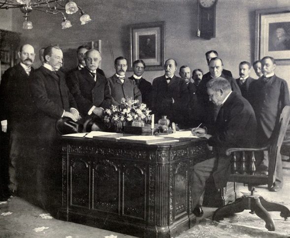 The Resolute Desk In The Oval Office, A Gift From Queen Victoria | The ...