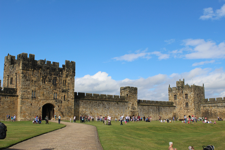 The magnificent Alnwick Castle, Hogwarts School of Magic, Witchcraft ...