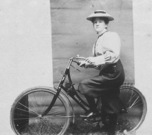 Queens of the Road - Vintage Women on Bicycles | The Vintage News