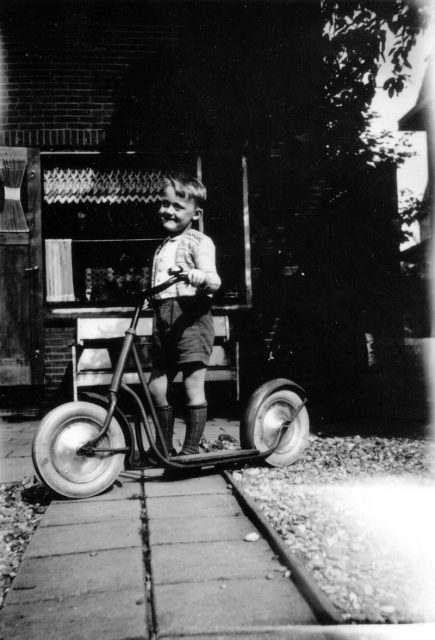 Inloggegevens Zijn bekend Paar To Save Gas During WWI People (and Criminals) Zoomed by on 'Autopeds'
