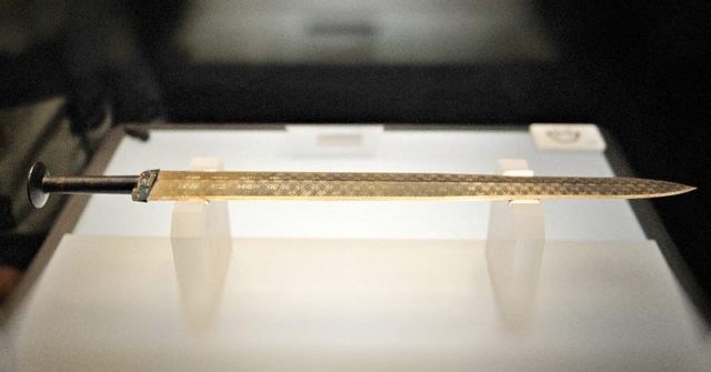 The Perfectly Preserved 2,000-yr-old Chinese Sword without a Single ...