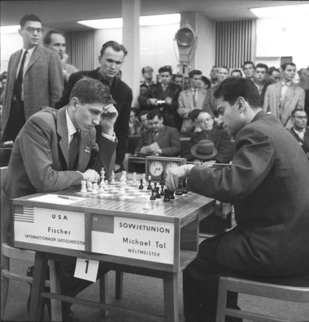 Bobby Fischer's epic game 1 👌🏻 • • • #chess #bobbyfischer #chessgame  #epicgames #usa #prodigy #chessgame #chessboard…