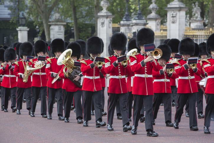 Bizarre Rules and Protocol of the Queen’s Royal Guard | The Vintage News