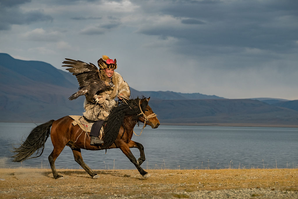 Stunning Lifestyle Photos of the Remote Mongolians who Hunt with Eagles ...