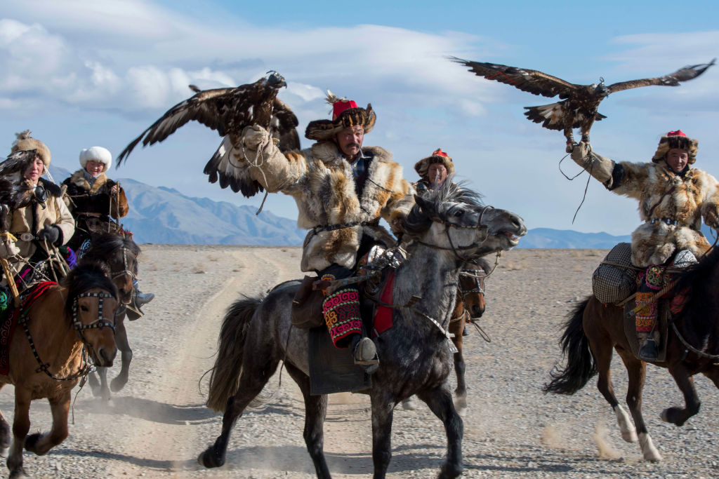 Stunning Lifestyle Photos of the Remote Mongolians who Hunt with Eagles ...