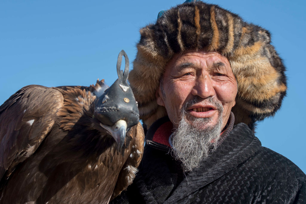 Stunning Lifestyle Photos of the Remote Mongolians who Hunt with Eagles ...