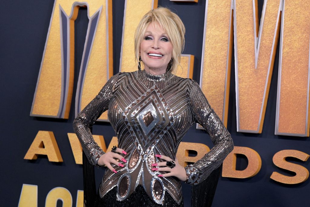 It Took Everyone a Long Time to Notice That Dolly Parton Wears Gloves