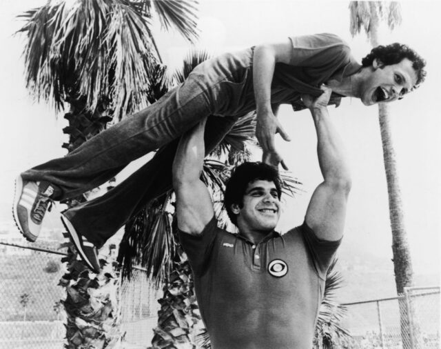 Lou Ferrigno holding Billy Crystal over his head