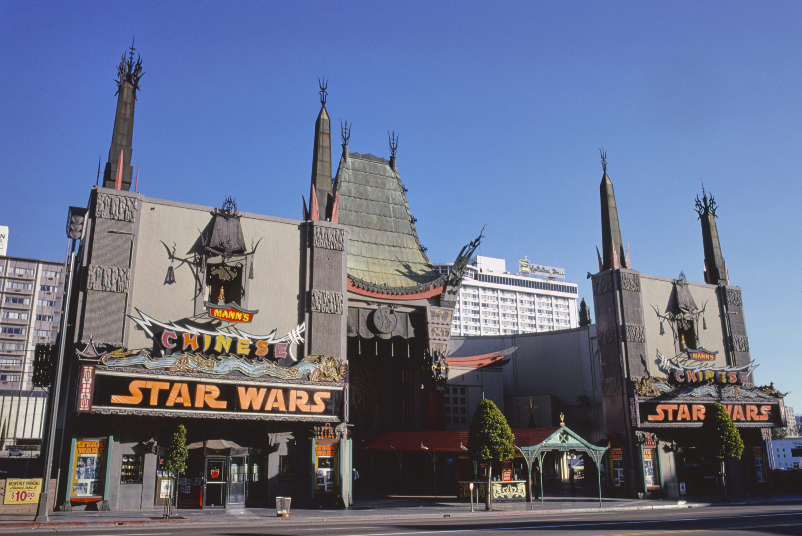 1970s America - Grauman's Chinese Theater, Hollywood, California 1977. (Photo Credit: HUM Images/Universal Images Group via Getty Images)