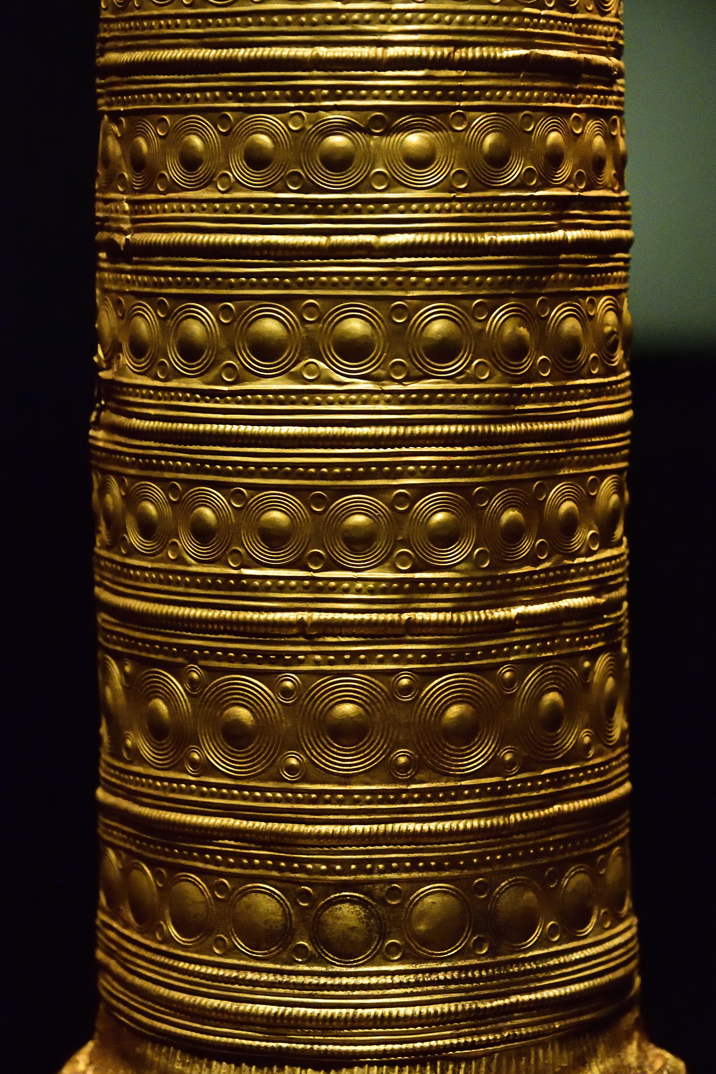 1440px-neues-museum-berlin-gold-hat-0125-36537.jpg