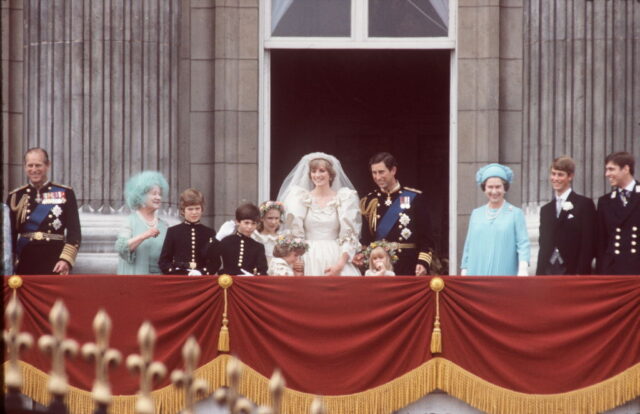 British Royal Family standing on the balcony at Buckingham Palace