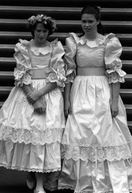 India Hicks and Lady Sarah Armstrong-Jones standing on steps