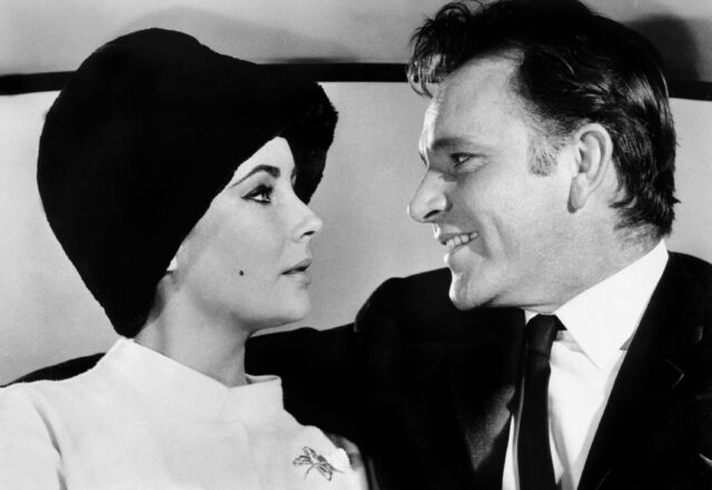 Elizabeth Taylor and Richard Burton looking at each other