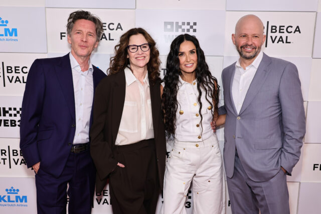 Andrew McCarthy, Ally Sheedy, Demi Moore and Jon Cryer standing on a red carpet