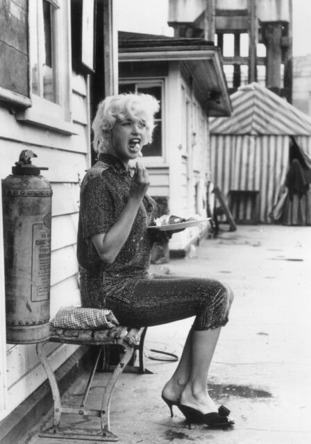 Jayne Mansfield eating lunch on the set of 'Too Hot to Handle'