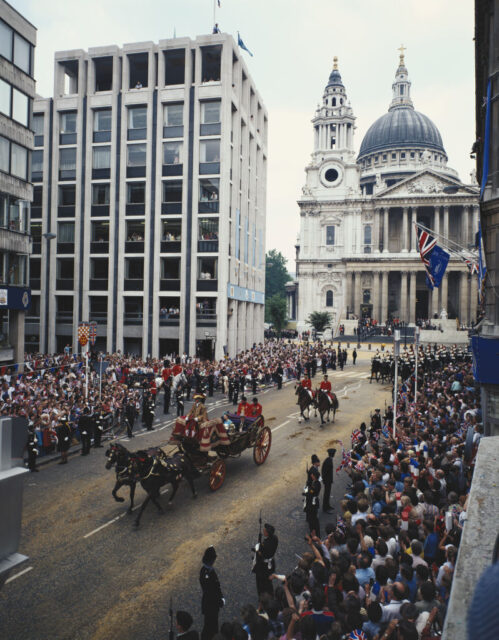 Horse-drawn carriage leaving St. Paul's Cathedral