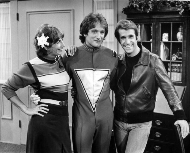 Penny Marshall, Robin Williams and Henry Winkler standing on the set of 'Mork & Mindy