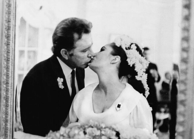 Richard Burton and Elizabeth Taylor kissing